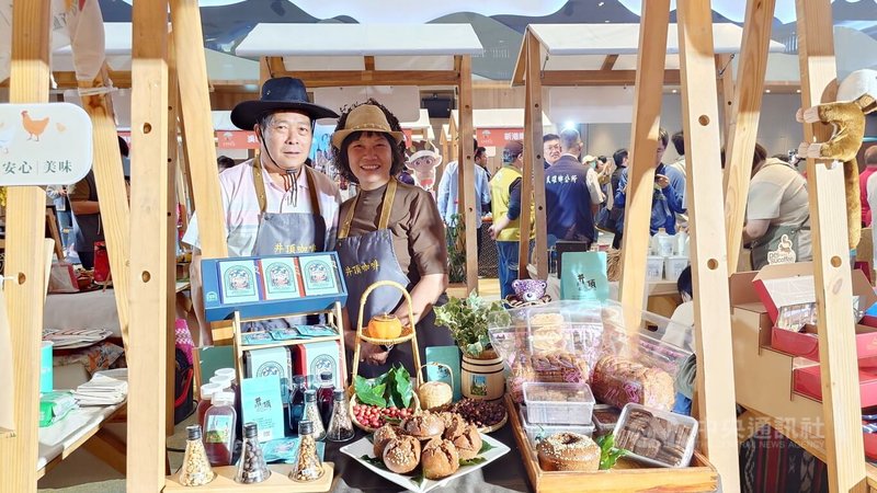 嘉義縣「光躍嘉義.百大嘉選榜」票選活動24日舉辦記者會,邀請全縣18鄉鎮市店家齊聚展示自家招牌美食,梅山井頂咖啡莊園以成熟咖啡豆的皮研磨成粉加入糕點和麵包中,非常具地方特色。中央社記者蔡智明攝 114年11月24日