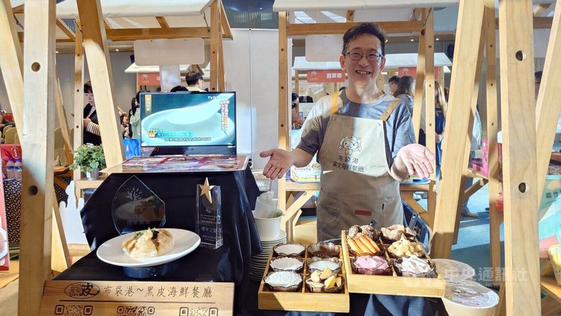 嘉義縣「光躍嘉義‧百大嘉選榜」票選活動24日舉辦記者會,邀請全縣18鄉鎮市店家齊聚展示自家招牌美食,布袋巨無霸肉丸也現身。中央社記者蔡智明攝 114年11月24日