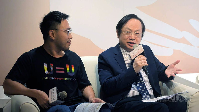 台灣感染症醫學會監事、愛滋病防治委員會委員林錫勳（右）24日指出，台灣愛滋防治是亞洲模範生，今年累計到9月底為止，本國籍新增HIV感染者又比2024年同期下降11.2%。中央社記者曾以寧攝　114年11月24日