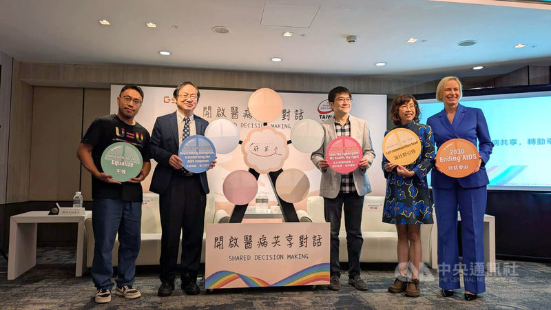 台灣感染症醫學會、台灣愛滋病學會等團體響應世界愛滋日，24日出席「2025 World AIDS Day 世界愛滋日簡單愛 開啟醫病共享對話」記者會。中央社記者曾以寧攝　114年11月24日
