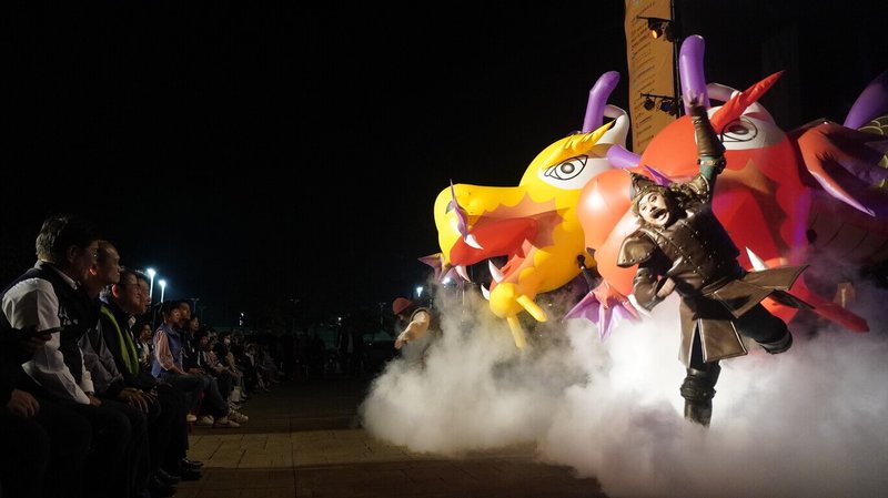 「紙風車368鄉鎮市區兒童藝術工程－永續啟航」日前分別在彰化縣大興國小、嘉義縣民雄國中及朴子市公所前廣場演出兩廳院劇場版「台灣幻想曲」，3場吸引近6000名親子觀眾熱情參與。（紙風車文教基金會提供）  中央社記者趙靜瑜傳真　114年11月24日