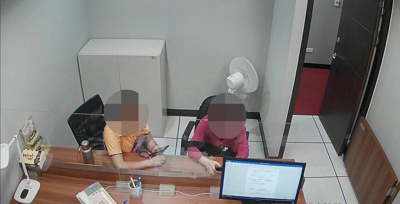 一名60多歲黃姓中配今年6月自中國返台時，違規攜帶4片含豬肉成分草仔粿入境，遲未繳納新台幣20萬元罰鍰。經法務部行政執行署新北分署強制執行，黃女（右）向同鄉友人籌錢並於11月全數繳清。（新北分署提供）中央社記者曹亞沿傳真　114年11月24日