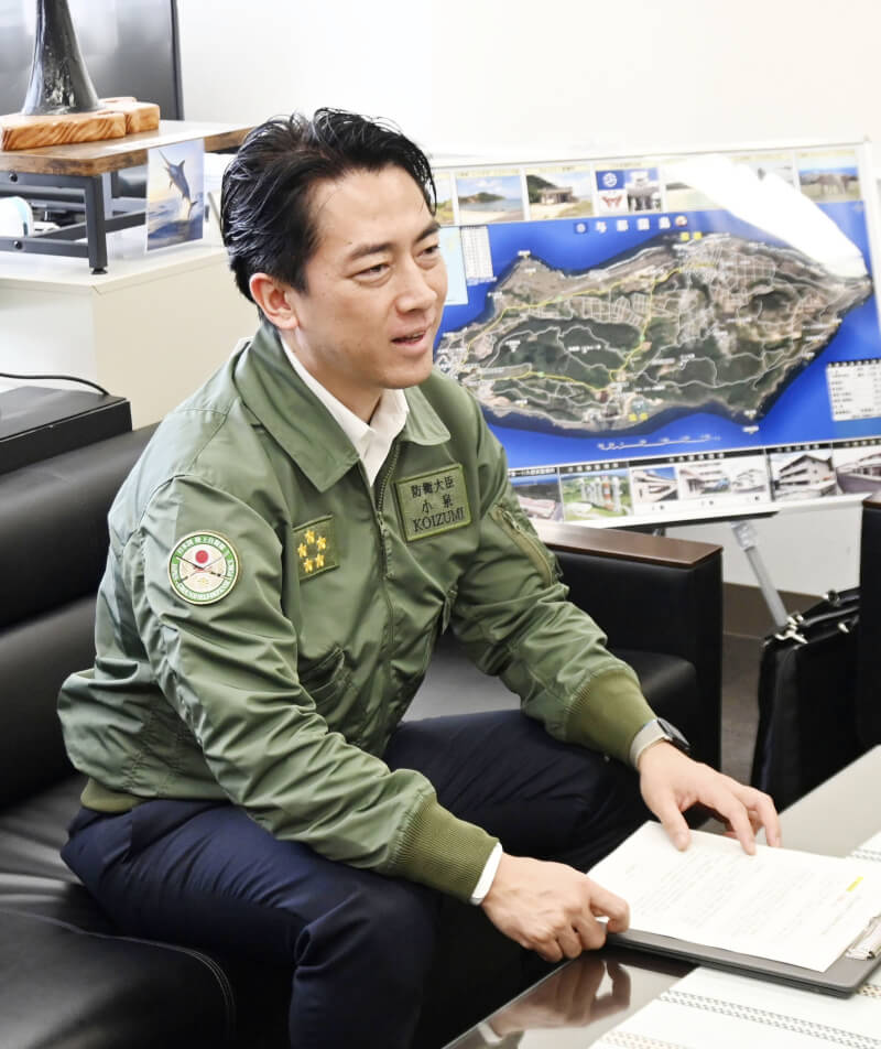 日本防衛大臣小泉進次郎23日訪問靠近台灣的沖繩縣與那國町，首度視察陸上自衛隊與那國駐屯地。（共同社）