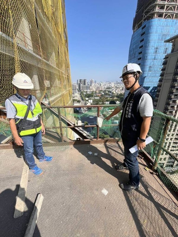 台中市西屯區七期建築工地掉落電力軟管引發工安疑慮，市府都發局24日前往專案稽查，加重裁處新台幣3.6萬元，並限3天內改善及勒令停工檢查。（台中市政府提供）中央社記者郝雪卿傳真　114年11月24日
