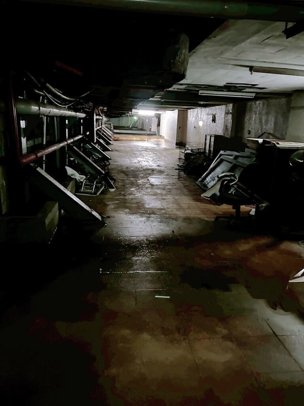 基隆市立游泳池將從12月1日起封館整修，預計民國115年3月開放。圖為基隆市立游泳池地下室漏水，地面因而積水。（基隆市政府提供）中央社記者王朝鈺傳真　114年11月24日