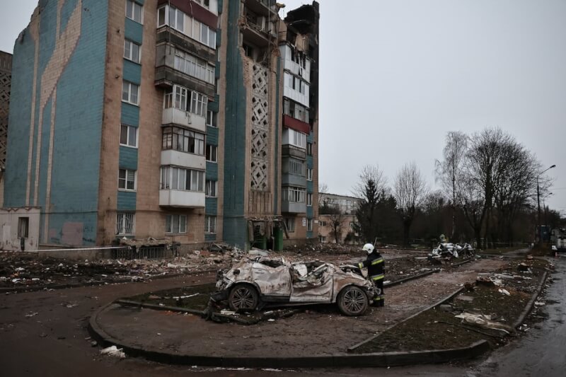 烏克蘭一處公寓大樓20日遭到俄羅斯飛彈攻擊。（路透社）