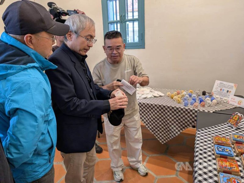 金門縣文化局舉辦文資修復推廣工作坊，25日起在歷史建築張文帝洋樓舉行成果展，展出金門在地國小、幼兒園學生製作以泥塑翻模製作風獅爺、花磚彩繪杯墊等作品，文化部文化資產局長陳濟民（左2）出席。中央社記者吳玟嶸攝　114年11月25日
