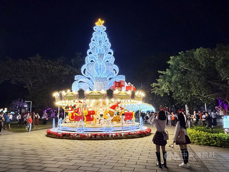 屏東縣政府打造「屏東聖誕節」，場域從屏東公園延伸到屏東火車站，共有14燈飾搭配燈光展演，28日點燈。圖為屏東公園主燈「聖誕派對」。中央社記者李卉婷攝　114年11月25日