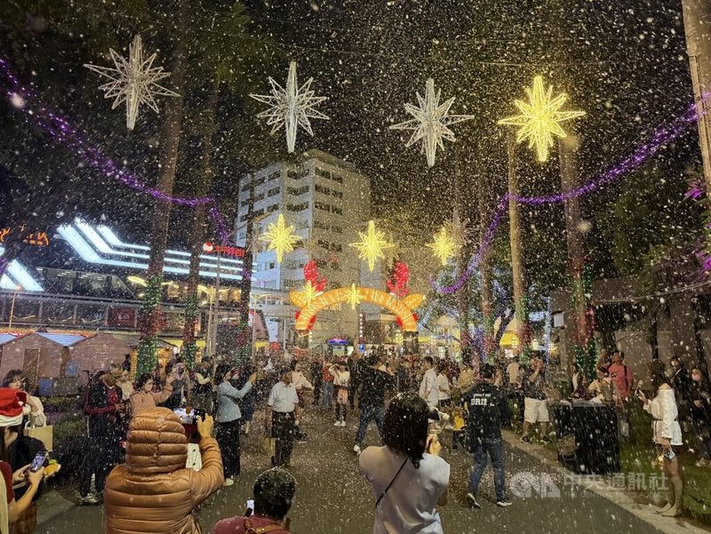 「屏東聖誕節」28日登場，今年以「聖誕村」為主題，規劃14組璀璨燈飾，每週六、日晚間還有限定登場的「下雪光雕秀」，讓民眾感受耶誕溫馨氛圍。中央社記者李卉婷攝　114年11月25日