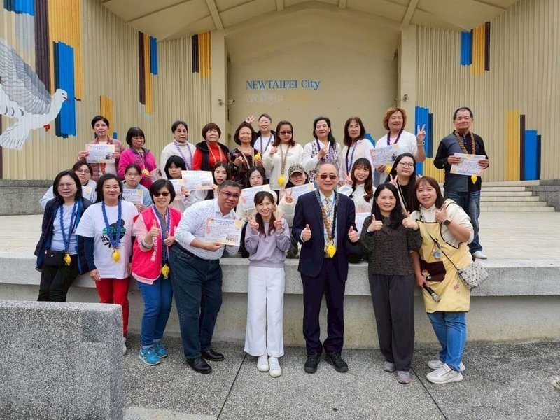 康寧大學和新北市佳和非營利幼兒園合作，推動老幼陶笛共學，並於新北市永和仁愛公園快閃演出。（康寧大學提供）中央社記者許秩維傳真　114年11月25日