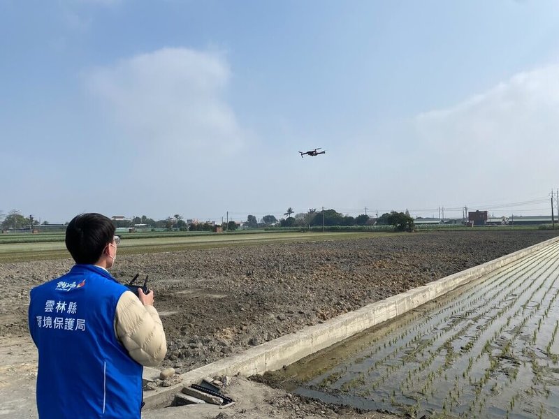 雲林縣每年秋冬季因境外污染等因素，擴散條件不佳，污染物濃度易有累積趨勢，雲林縣環保局加強露天燃燒稽查（圖），運用AI煙霧辨識系統及無人機空拍監控，且在空污季違規加重裁罰。（雲林縣環保局提供）中央社記者姜宜菁攝　114年11月25日