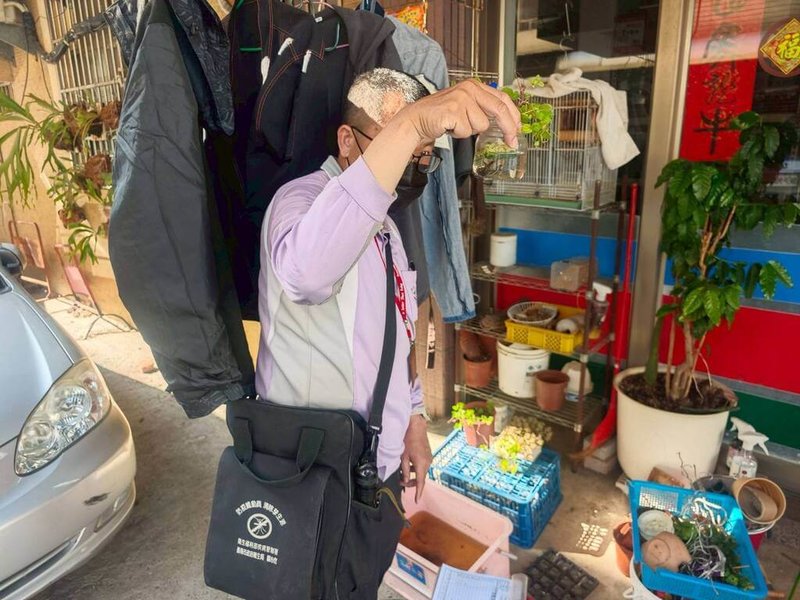 台南市今年第18例登革熱境外移入病例，個案是印尼籍女子，23日入境高雄小港機場時身體不適，快篩陽性通報確診。圖為台南社區環境巡檢掃蚊。（台南市政府提供）中央社記者張榮祥台南傳真 114年11月25日