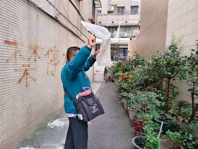 台南市日前發生本土性登革熱群聚感染，衛生局表示，經過31天監測未再出現本土病例，疫情25日解除。圖為台南社區環境巡查和掃蚊。（台南市政府提供）中央社記者張榮祥台南傳真　114年11月25日