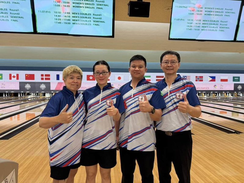 2025東京達福林匹克運動會（簡稱東京聽奧）台灣代表隊25日最後一天出賽，保齡球混合團體賽由張堯茜（左起）、林雅琴、陳建豪、謝盛福搭檔搶下銀牌。（運動部提供）中央社記者黎建忠傳真　114年11月25日