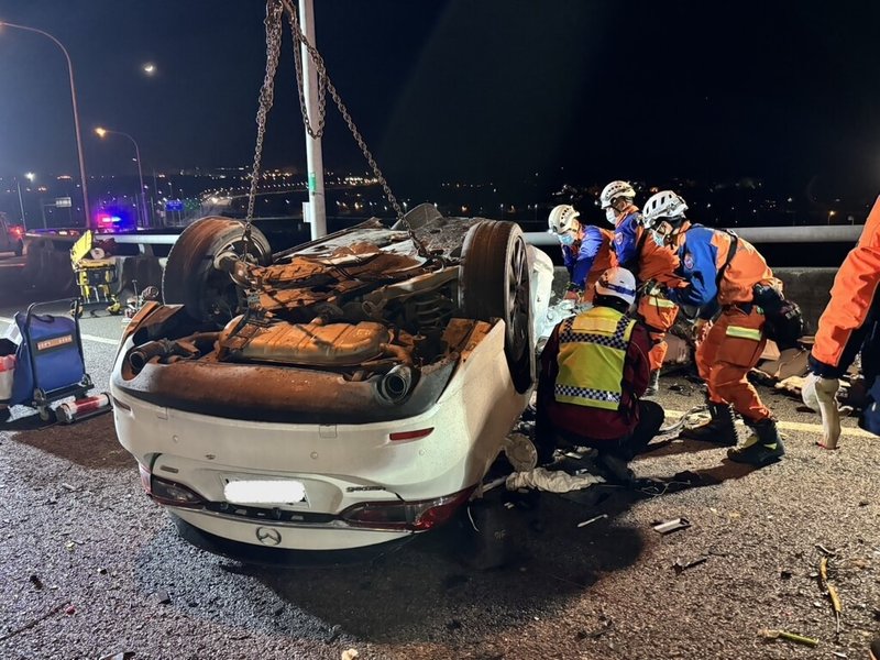國道1號南下銅鑼匝道25日晚間發生車禍，1輛自小客車疑自撞後翻覆，車內1名男子受困，經警消協助脫困，呈現OHCA（到院前心肺功能停止）緊急送醫搶救。（苗栗縣消防局提供）中央社記者管瑞平傳真　114年11月25日