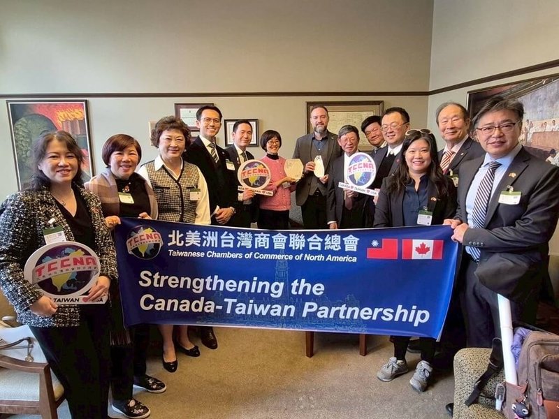 北美台灣商會「渥太華叩門之旅」拜會許多跨黨派參眾議員,「魁人政團黨」眾議員川布雷(中)歡迎訪問團成員,讚揚台灣企業家都具有堅毅精神。(北美洲台灣商會聯合總會提供)中央社記者程愛芬溫哥華傳真 114年11月25日