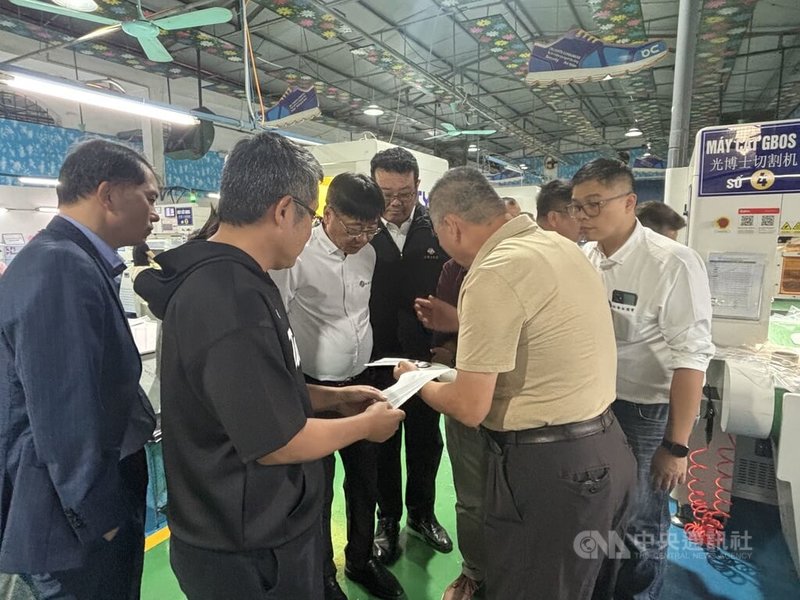 駐越南代表劉世忠與副代表林易民22日受邀參訪北寧台商生產基地,永安鞋美副總林敏芳仔細說明製鞋流程。中央社記者曾婷瑄北寧攝 114年11月25日