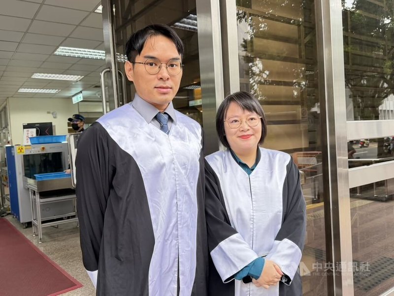 藝人黃子佼涉購買兒少性影像案，二審台灣高等法院25日依個資法判刑1年6月、緩刑4年。被害人的律師楊佳陵（右）、楊定諺（左）庭後受訪說，本件是冰山一角，最初拍攝、製作、上傳影像，並建立平台牟利的加害者，至今仍逍遙法外。中央社記者劉世怡攝 114年11月25日