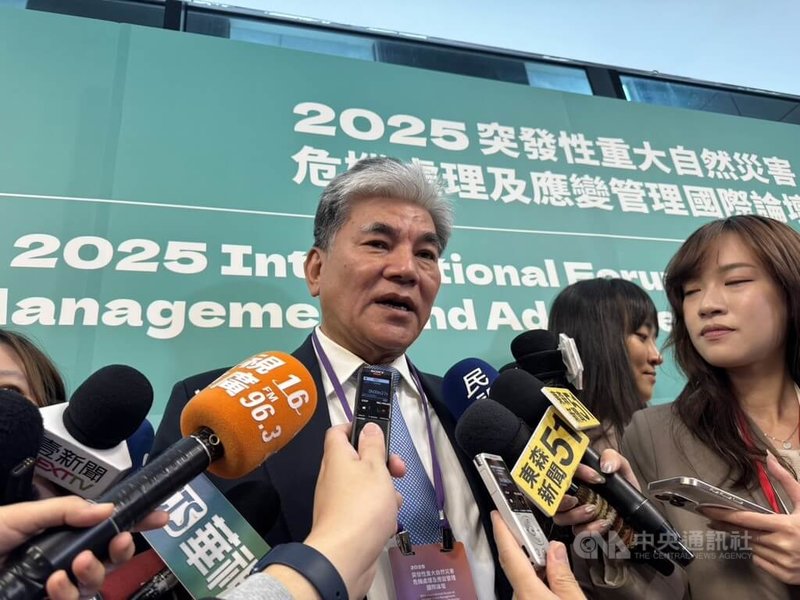 媒體報導，民眾黨主席黃國昌提案藍白兩黨智庫對接，國民黨主席鄭麗文表態將徵詢前內政部長李鴻源（中）組團隊。李鴻源25日表示，不瞭解具體狀況，但他認為對智庫來講，沒有藍綠白，只要是對台灣有用、有專業的人，「我們都是廣開大門。」中央社記者高華謙攝　114年11月25日