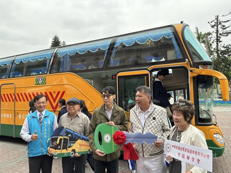花蓮光復國中在馬太鞍溪洪災中受災嚴重，中華民國遊覽車商業同業公會全國聯合會理事長魯孝亜（右2）將汽車鑰匙交予光復國中校長黃建榮（左1），助學校恢復正常。中央社記者李先鳳攝　114年11月25日