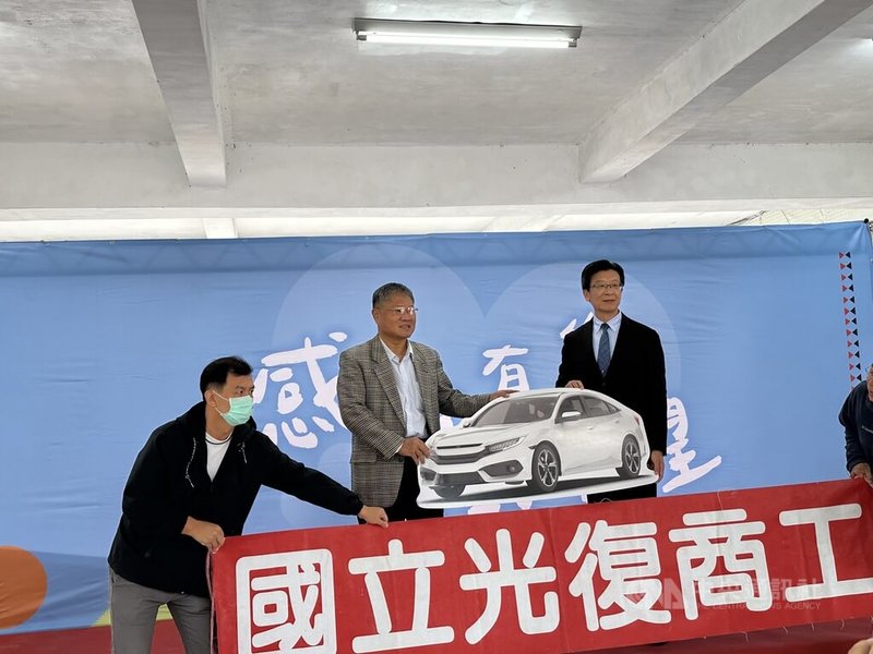 花蓮光復商工在馬太鞍溪洪災中受災嚴重,警政署捐贈公務車給光復商工,由校長陳德明(右)代表接受。中央社記者李先鳳攝 114年11月25日