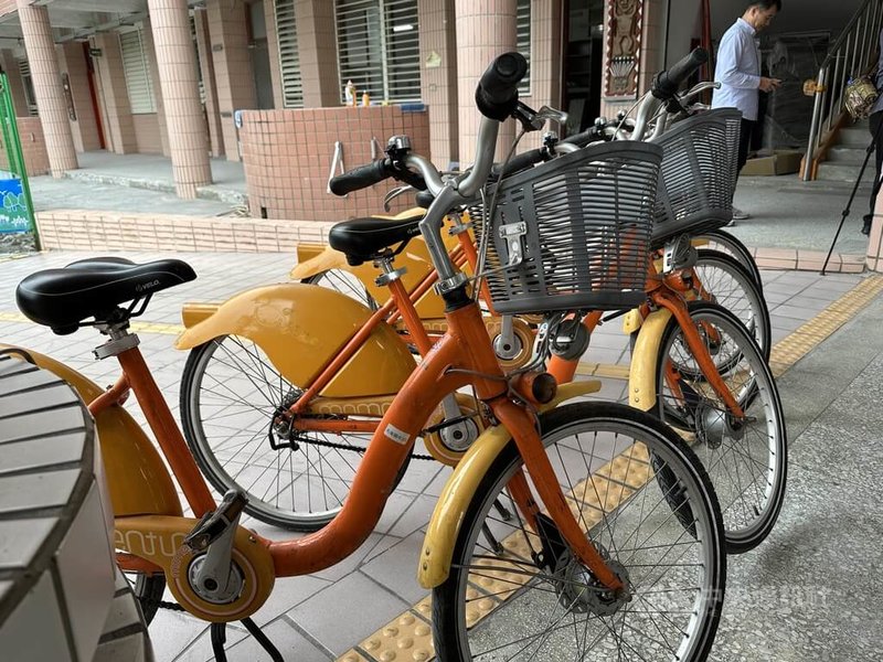 花蓮光復商工與光復國中在馬太鞍溪洪災中受災嚴重,新北市政府交通局與微笑單車公司日前贈與45輛YouBike微笑單車(光復商工20輛與光復國中25輛)給學生使用。中央社記者李先鳳攝 114年11月25日