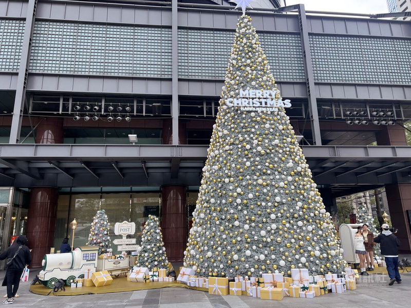 為迎接即將到來的耶誕節,台中新光三越百貨在1樓水舞廣場打造12公尺高浪漫雪花耶誕樹,盼為民眾帶來滿滿節慶氛圍。中央社記者郝雪卿攝 114年11月25日