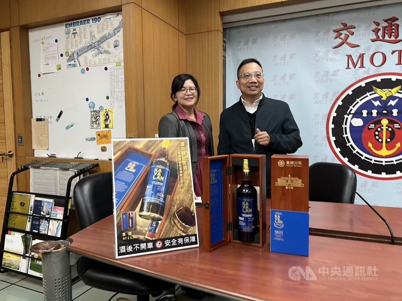 台鐵公司25日舉辦記者會，宣布將推出台中驛紀念酒，台鐵附業營運處商品科科長蔡毓敏（左）表示，今年正逢台中車站建站120週年，紀念酒以台鐵7大經典車站之一的台中車站作為設計主軸，禮盒採精緻木盒包裝，盒身以燙金「台中驛」方式呈現。（小提醒：禁止酒駕，飲酒勿開車，飲酒過量，有害健康。）中央社記者黃巧雯攝　114年11月25日