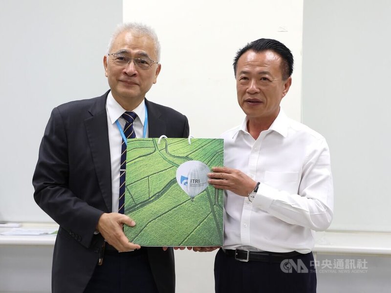 工研院長張培仁（左）25日率高階主管到嘉義縣參訪亞洲無人機AI創新應用研發中心（亞創中心），縣長翁章梁（右）出面接待，雙方並互贈禮物。中央社記者蔡智明攝　114年11月25日