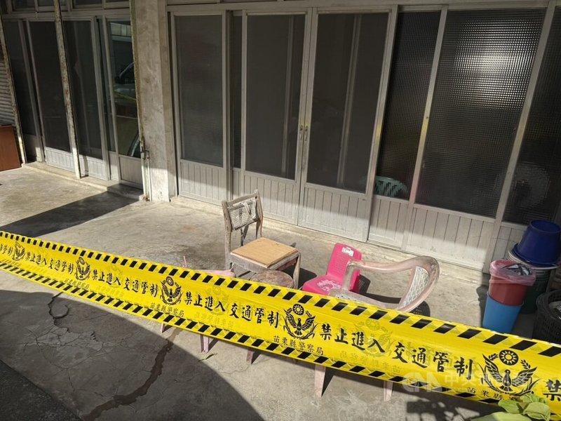 苗栗市67歲鄭姓獨居老翁24日上午被居服員發現倒臥客廳，已無氣息，頭部有可疑傷勢，檢警朝殺人罪嫌偵辦，並查出謝姓、蕭姓2男涉嫌重大。中央社記者管瑞平攝　114年11月25日