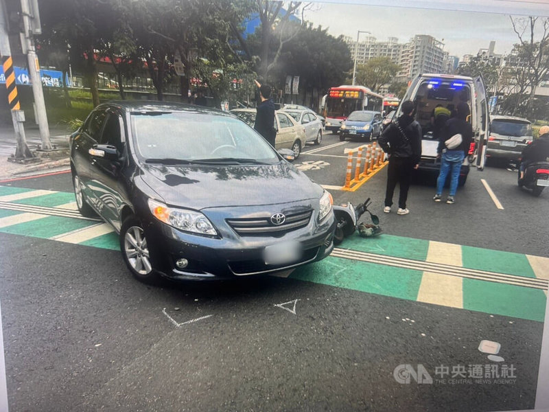 韓姓男子25日涉嫌酒後駕車，下午行經中山北路二段時疑違規左轉，導致同向行駛的陳姓機車騎士反應不及直接撞上，陳男當場失去呼吸心跳，送醫急救。（翻攝照片）中央社記者王鴻國傳真　114年11月25日