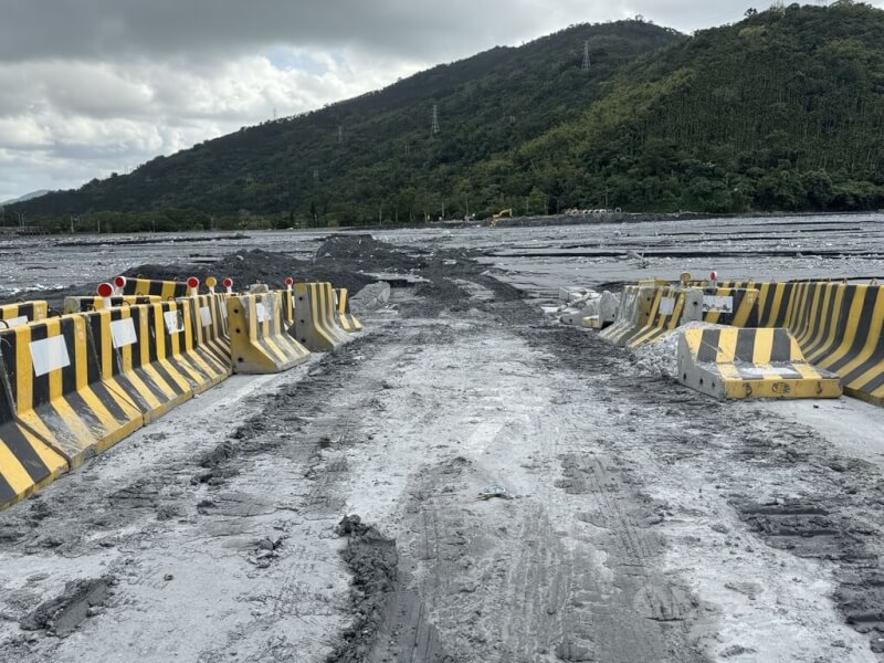 圖為15日花蓮馬太鞍溪橋涵管便道因溪水暴漲、新堰塞湖溢流,幾乎遭淤泥淹沒。(中央社檔案照片)