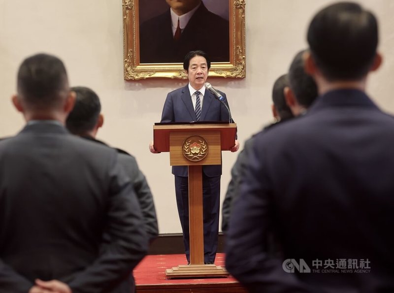 總統賴清德(圖)25日在總統府主持中華民國114年12月份將官晉任授階典禮表示,面對威權主義的擴張與科技的快速發展,全球的局勢與安全都面臨著複合式的挑戰,台灣必須以更堅定的民主信念,持續發展不對稱戰力,保護區域的和平穩定。中央社記者張皓安攝 114年11月25日