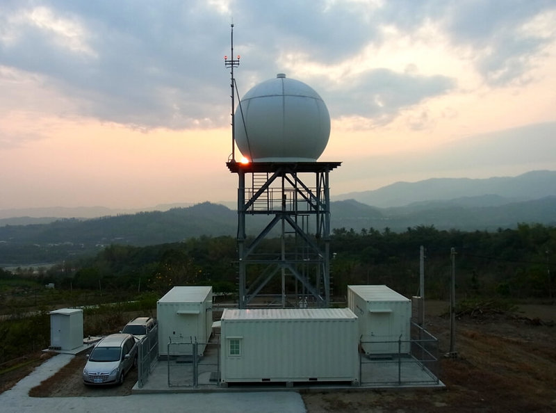 國研院海洋中心位於高雄市杉林區的雙偏極化都卜勒氣象雷達，為國內災害氣象研究的重要觀測基礎。國研院25日表示，隨階段性觀測任務告一段落，為使科研資源持續發揮價值，並深化國內氣象觀測能量，將此氣象雷達捐贈給國立中央大學地球科學院。（國研院提供）中央社記者趙敏雅傳真　114年11月25日