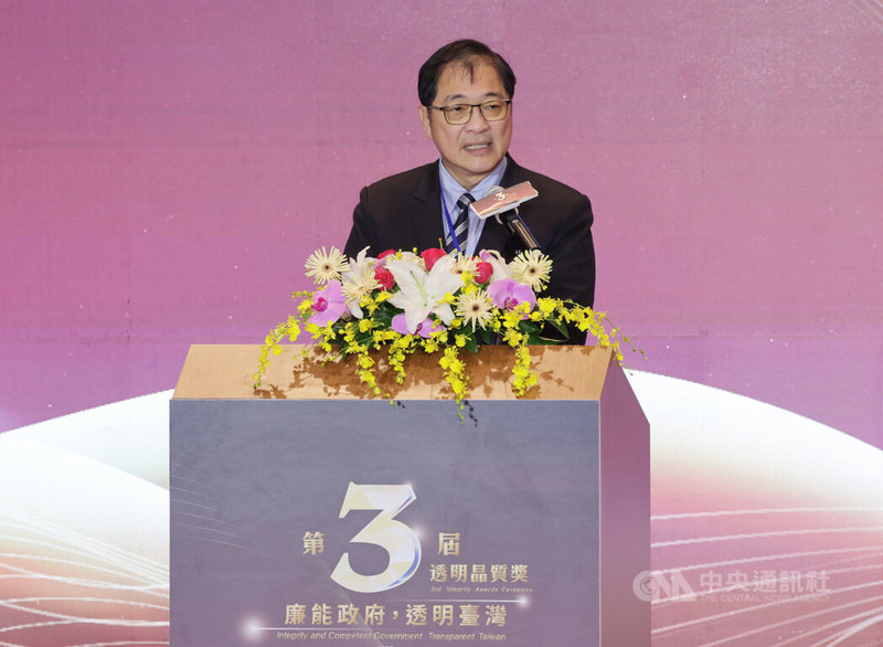 法務部廉政署25日在國家圖書館國際會議廳舉辦「2025年第3屆透明晶質獎」，法務部長鄭銘謙（圖）出席致詞表示，得獎行政團隊展現廉能透明措施成果，在不同專業領域回應人民對政府的期待、樹立標竿典範，期盼往後有更多團隊投入透明晶質獎行列。中央社記者裴禛攝 114年11月25日