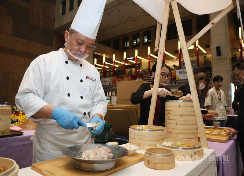中華民國養豬協會25日在台北舉辦台灣豬安心吃推廣品嚐宣導活動暨記者會，現場邀請主廚示範相關料理並提供試吃，以行動支持國產豬肉的安全與品質。中央社記者謝佳璋攝 114年11月25日