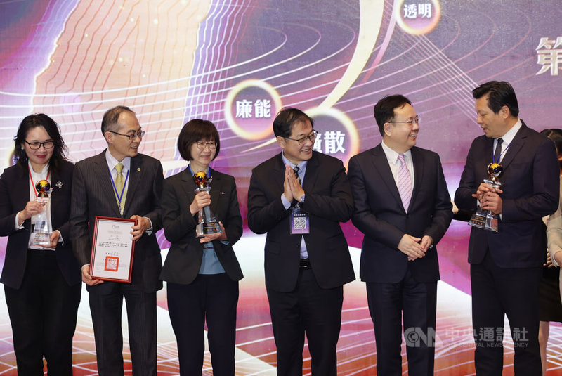 法務部廉政署25日在國家圖書館國際會議廳舉辦「2025年第3屆透明晶質獎」，今年共有5行政機關獲「整體廉能作為」類特優，法務部長鄭銘謙（右3）出席頒獎，與廉政署長馮成（右2）向獲獎機關首長代表致意。中央社記者裴禛攝 114年11月25日