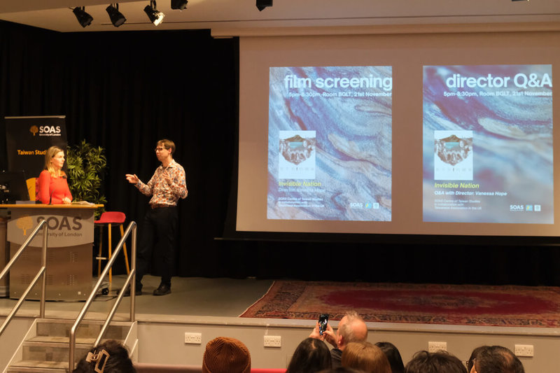 紀錄片「看不見的國家」近日在倫敦大學亞非學院（SOAS）放映，美國籍導演葛靜文（左）親臨與觀眾映後座談，由SOAS台灣研究中心主任羅達菲（右）主持、引言。（SOAS提供）中央社記者陳韻聿倫敦傳真　114年11月24日