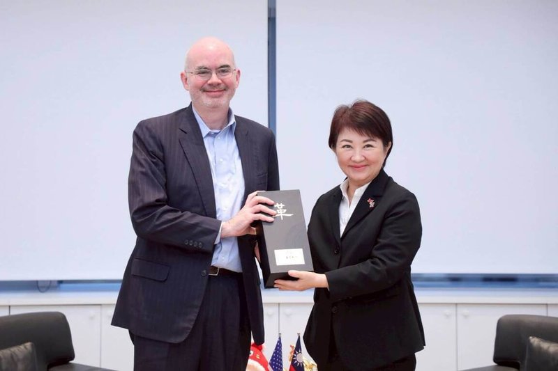 美國在台協會（AIT）台北辦事處長谷立言（Raymond F. Greene）（左）日前率團拜會台中市政府，由台中市長盧秀燕（右）接待，雙方期盼持續共同促進台中與美國合作夥伴關係。（台中市政府提供）中央社記者郝雪卿傳真  114年11月25日