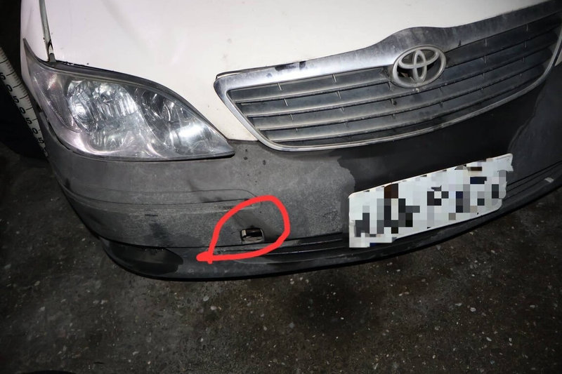 花蓮玉里83歲張姓婦人23日晚間在家附近過馬路，遭自小客車撞擊倒地，自小客車非但不停車查看，還加速離去；警方到場找到車輛掉落的拖車鉤蓋，於案發4小時內抓到肇逃駕駛。（花蓮縣警察局提供）中央社記者李先鳳傳真　114年11月25日