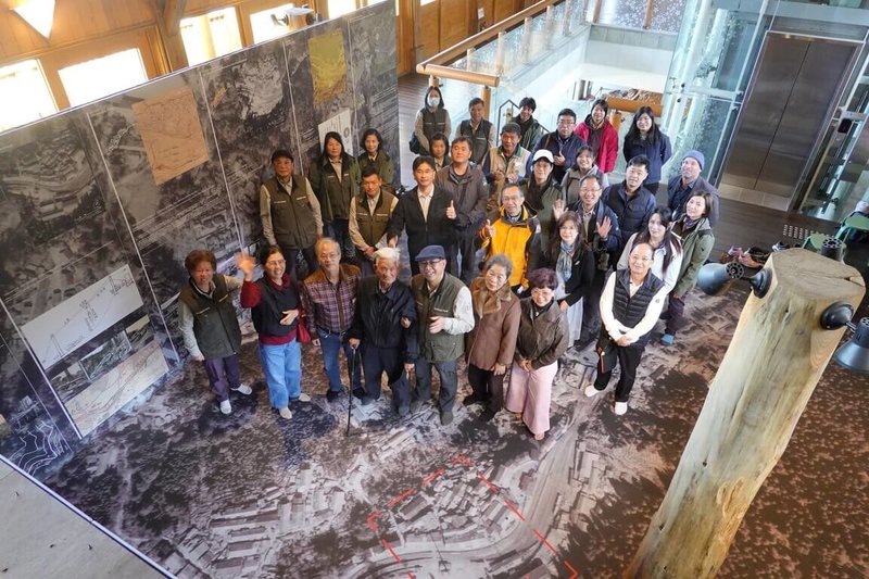 阿里山國家森林遊樂區沼平公園及沼平車站2樓25日起展開為期一年的「從森林到森林」裝置藝術展覽，探索阿里山的人文歷史。（林保署嘉義分署提供）中央社記者蔡智明傳真　114年11月25日