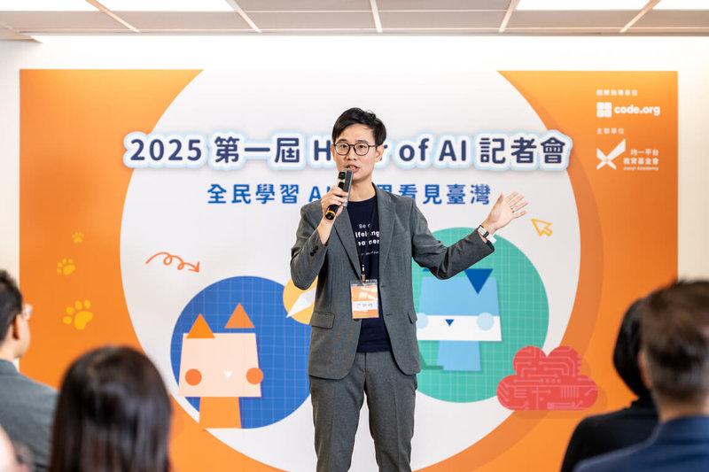 均一教育平台25日在台北舉辦記者會，基金會董事長呂冠緯（中）表示，Hour of AI 的核心不在技術本身，而是提供全民都能參與的框架，從「問、用、管、造」到理解 AI 如何被設計。（均一教育平台提供）中央社記者陳至中台北傳真　114年11月25日