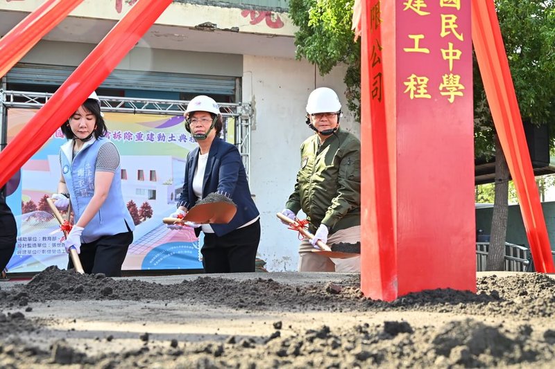 彰化縣長王惠美（左2）25日上午參加彰化竹塘國中曉陽館拆除重建工程動土典禮，王惠美在活動開始前受訪指出，縣府規劃廚餘去化，不過在過程中會做好各項配套，盡量盤點可用的去化資源，同時做好整體規畫。（彰縣府提供）中央社記者吳哲豪傳真 114年11月25日