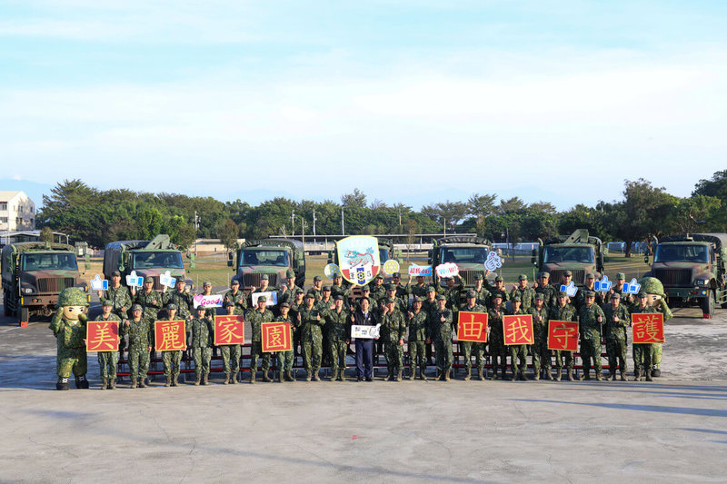 總統賴清德25日前往台中勗勉中部救災部隊,肯定國軍全心全力投入花蓮救災的貢獻與付出。(總統府提供)中央社記者葉素萍傳真 114年11月25日