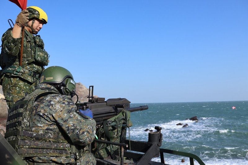 陸軍東引地區指揮部25日實施「忠義操演」，依外島防衛作戰任務，模擬敵情威脅與可能的行動，操演以「戰力保存」、「反登陸作戰」、「濱海暨灘岸戰鬥」等階段為主軸。（陸軍東引地區指揮部提供）中央社記者潘欣彤傳真　114年11月25日