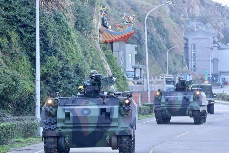 陸軍東引地區指揮部指出,25日於防區實施「忠義操演」,目的除磨練幹部指揮程序,更藉由實彈射擊,檢驗兵、火力配置的適切性。(陸軍東引地區指揮部提供)中央社記者潘欣彤傳真 114年11月25日