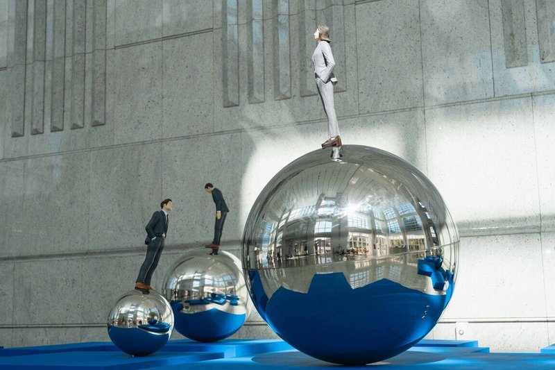 「The Pulse of the City：城市心脈動」展覽橫跨台北101辦公大樓1樓大廳與Gallery 101展出，展期至2026年2月26日。圖為藝術家耿傑生參展作品「合群」系列。（台北101提供）中央社記者王寶兒傳真　114年11月25日