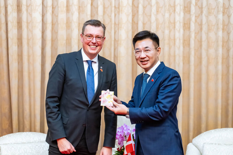 立法院副院長江啟臣（右）25日接見丹麥國會友台小組副主席胡格（左）。 （立法院提供） 中央社記者王承中傳真　114年11月25日