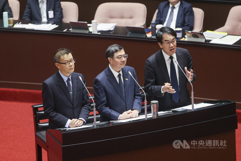 立法院會25日繼續進行施政總質詢，行政院長卓榮泰（中）與數發部長林宜敬（右）、國家通訊傳播委員會（NCC）代理主委陳崇樹（左）列席備詢。中央社記者鄭清元攝　114年11月25日