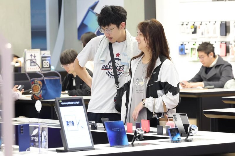 台經院25日公布的10月3大產業營業氣候測驗點全面上揚,製造業呈現科技獨秀、傳產承壓,AI需求強勁支撐電子業,但化學與鋼鐵因價格競爭及需求放緩,前景悲觀。圖為台北市中正區三創生活園區內民眾逛3C電子產品。中央社記者翁睿坤攝 114年11月25日